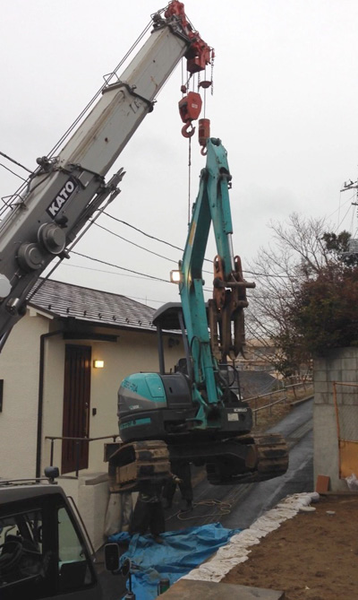 解体重機が宙を舞う！