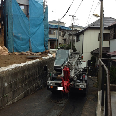 解体重機が宙を舞う！