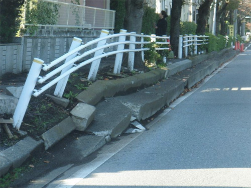 震災の爪あと